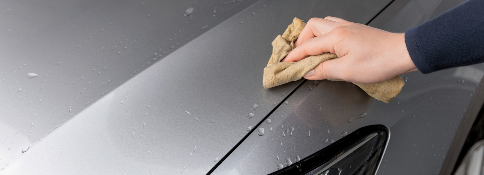 Autolack mit Ledertuch trocknen Autolack wird mit Ledertuch abgetrocknet
