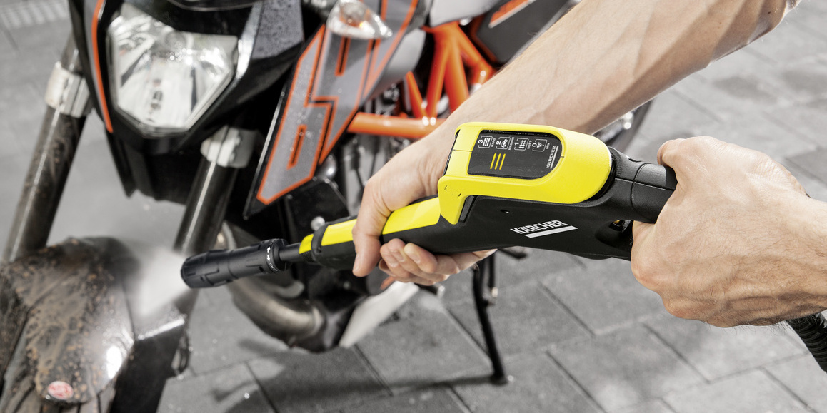 Person reinigt mit Power Control-Pistole Power Control-Pistole