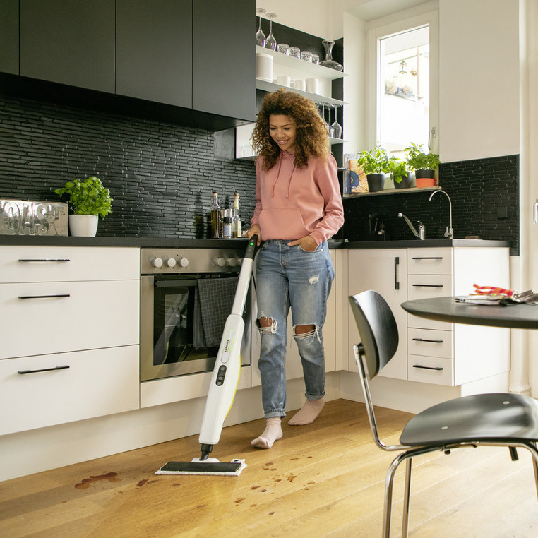 SC 3 Upright EasyFix Person reinigt Küchenboden mit Kärcher SC 3 Upright EasyFix