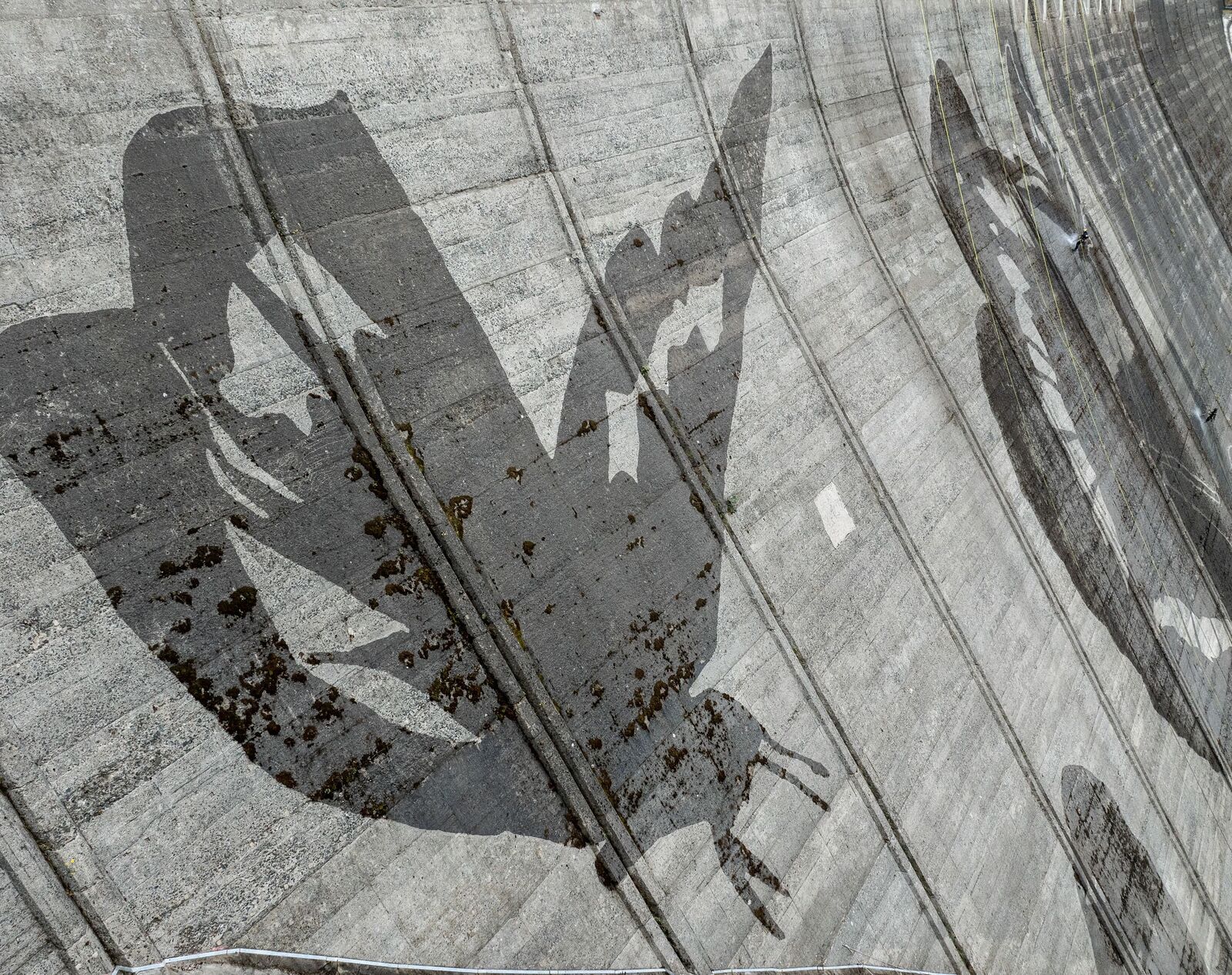Kunstwerk auf der Rappbodetalsperre Kärcher und Klaus Dauven erstellen ein Reverse Graffiti auf der Rappbodetalsperre.