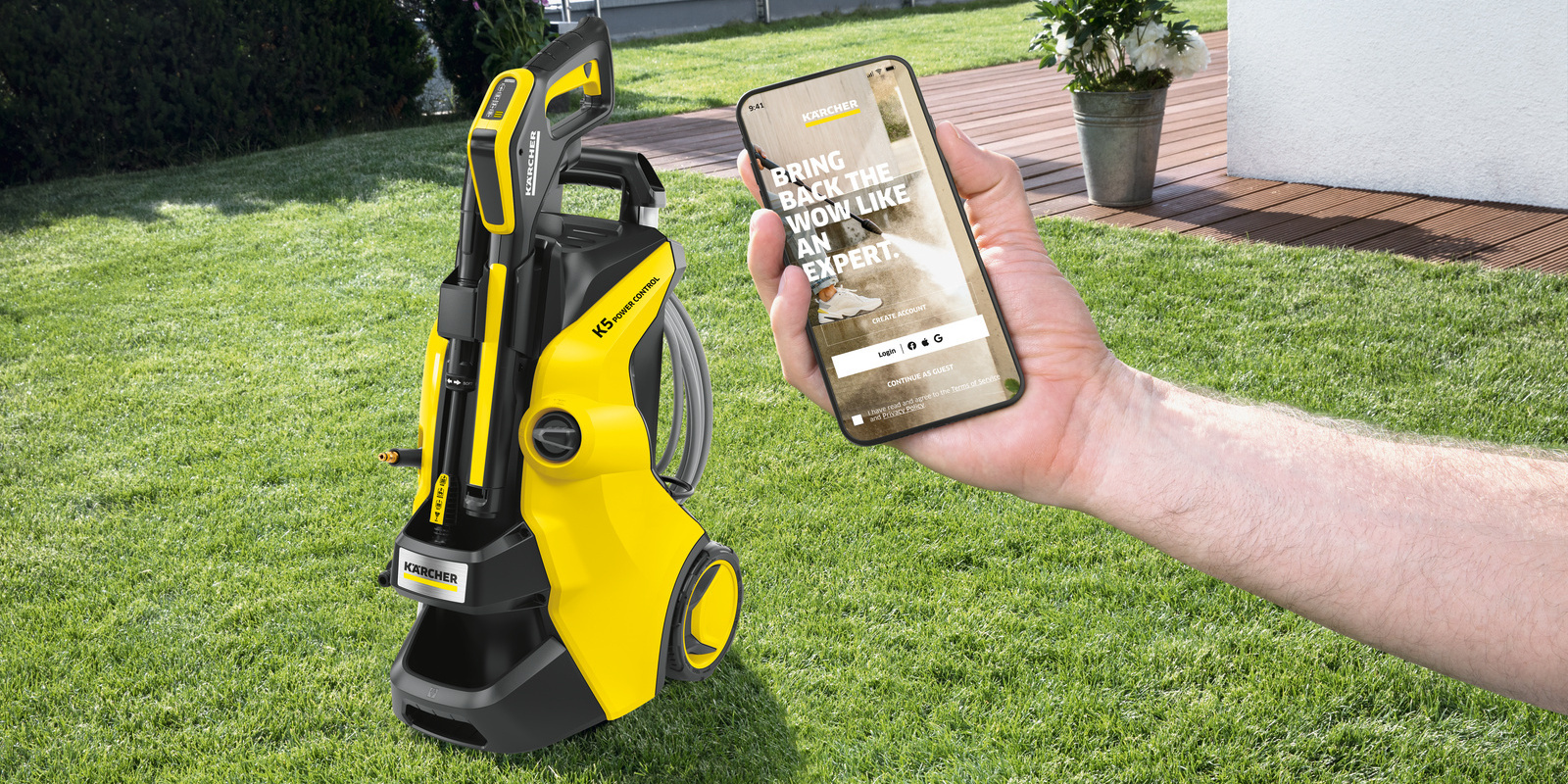 Person benutzt Home & Garden App Kärcher Home & Garden App