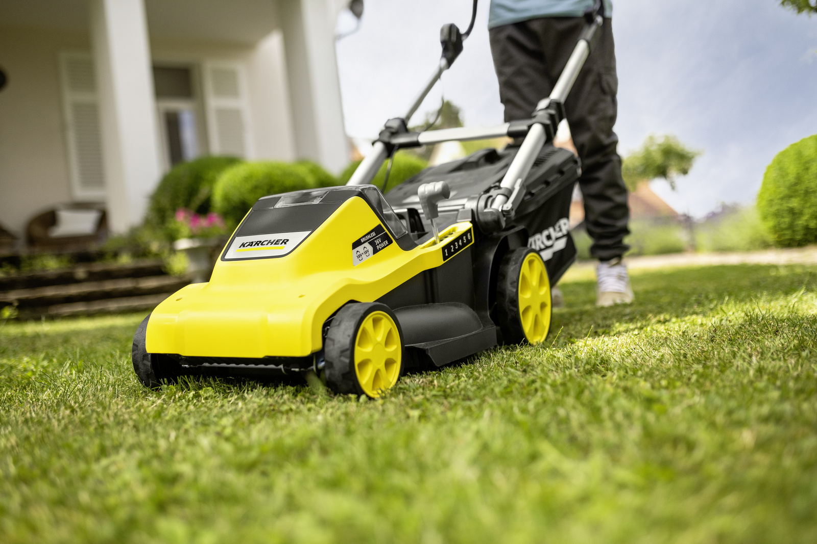 Mowing the lawn with the lawn mower Mowing the lawn with a Kärcher lawn mower
