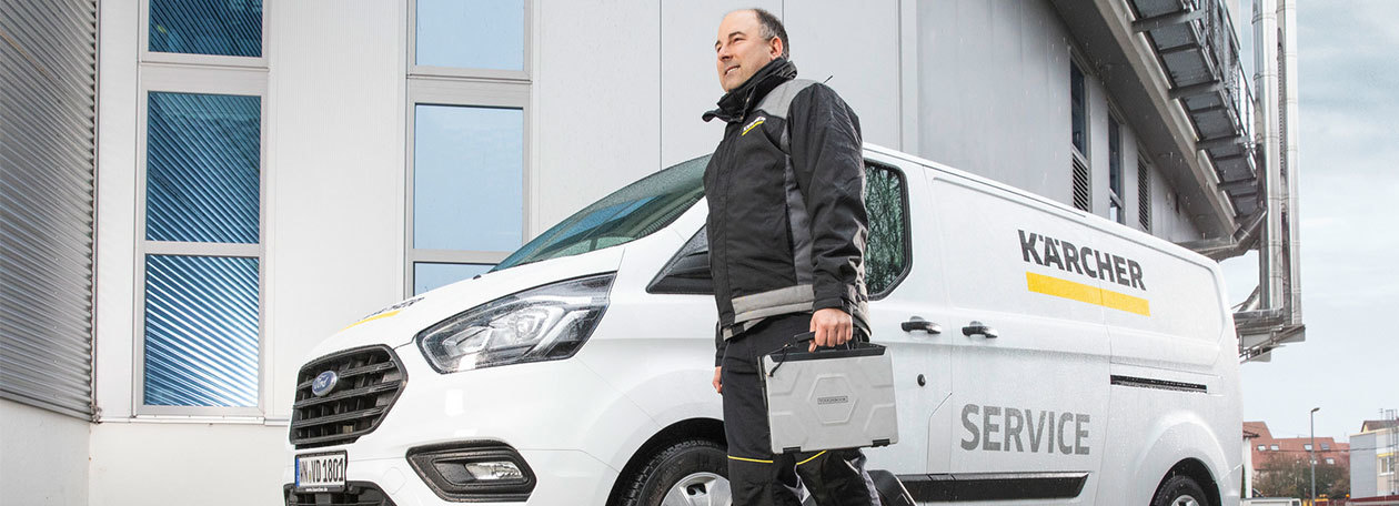 Kärcher Service-Mitarbeiter Kärcher Service-Mitarbeiter vor einem Auto