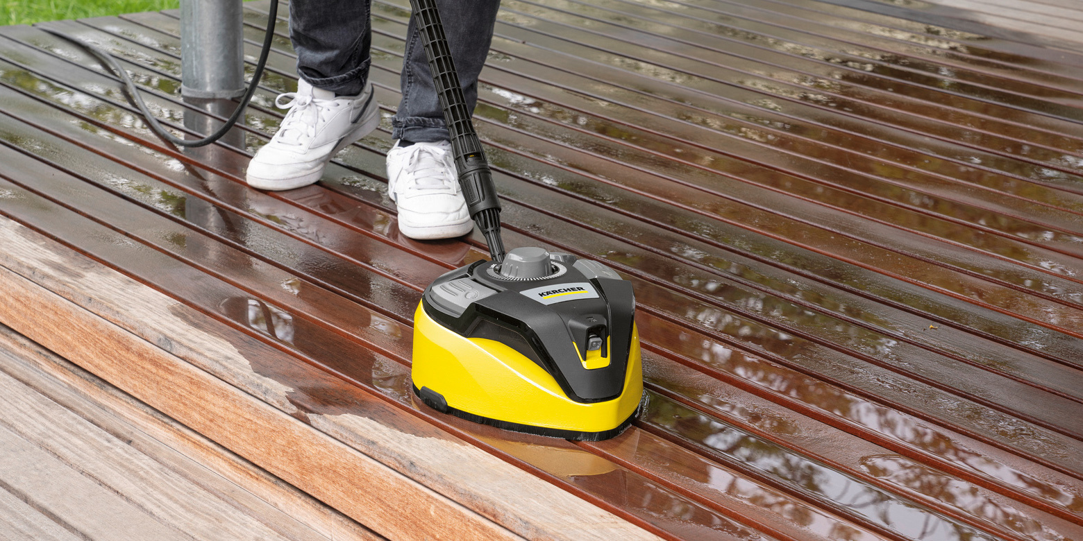 Person reinigt Terrasse mit T-Racer Flächenreiniger T-Racer Flächenreiniger