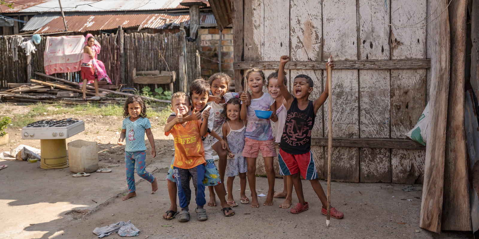 Dank der Grünfilteranlage können die Kinder in Bocas del Carare gesünder aufwachsen. Foto zeigt eine Gruppe Kinder, die in die Kamer winken. Dank der Grünfilteranlage können die Kinder in Bocas del Carare gesünder aufwachsen.