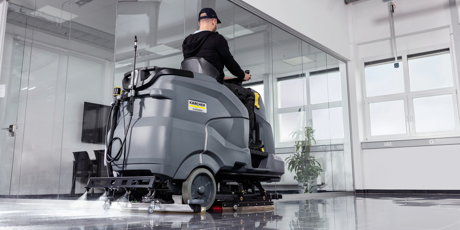 Kärcher Scheuersaugmaschine desinfiziert Fußboden Kärcher Scheuersaugmaschine desinfiziert Fußboden