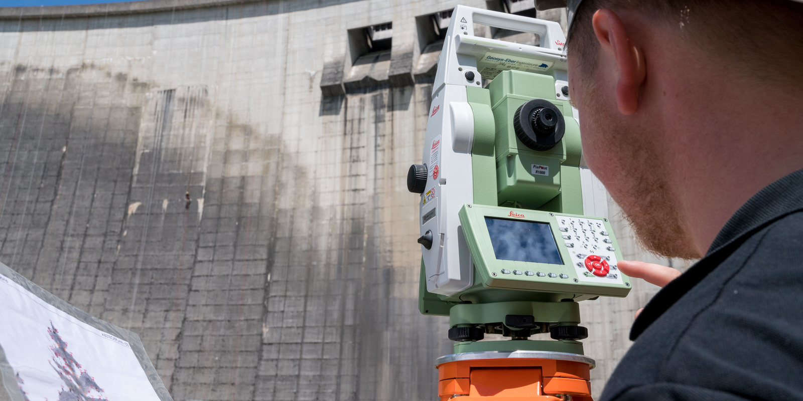 Vermessungstechniker markierten die Punkte in der Wand mit Lasern. Vermessungstechniker markierten die Punkte in der Wand mit Lasern.